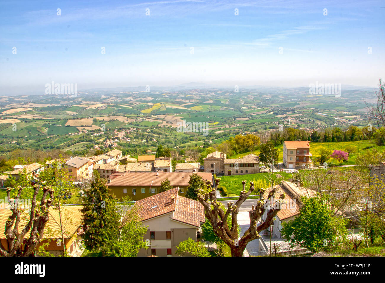 Paysage panoramique vu de Cingoli, médiévale et pittoresque hilltown connu comme le balcon des Marches en Italie Banque D'Images