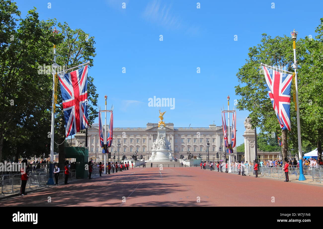 Les gens visiter Royal parade au palais de Buckingham bâtiment historique London UK Banque D'Images