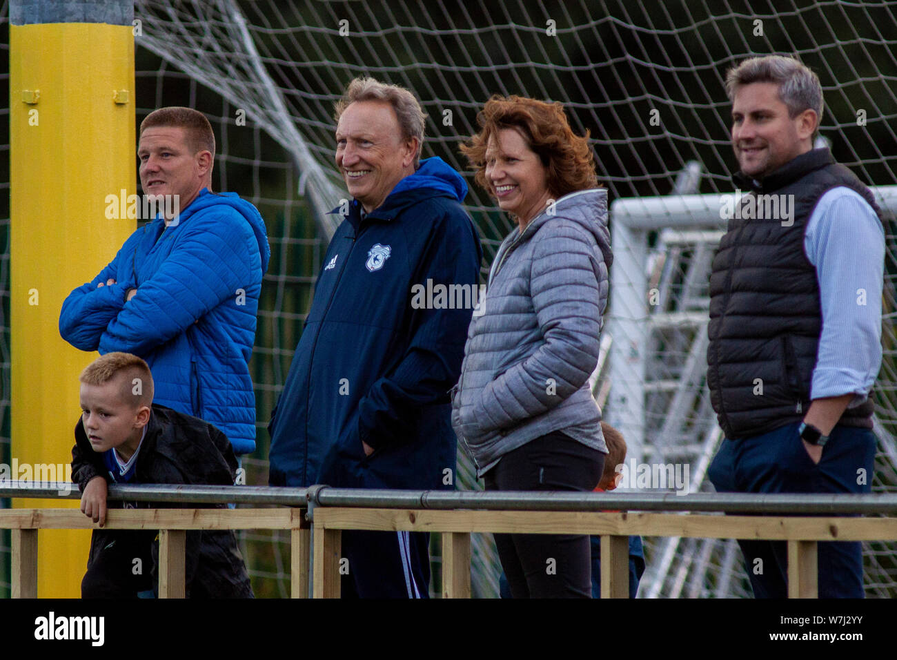 Cardiff City manager Neil Warnock sur la ligne de touche contre Penybont. Penybont v Cardiff City match amical à Bryntirion Park le 6 août 2019. Banque D'Images