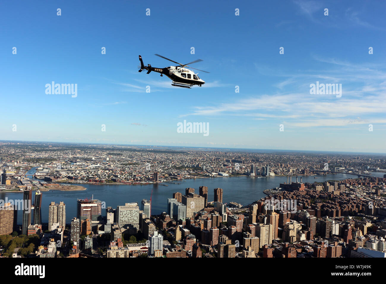 Négliger de l'Empire State Building 82ème étage, observatoire de l'East River et de Brooklyn, avec un hélicoptère de police, 20 West 34th Street, New York, NY 10001 Banque D'Images