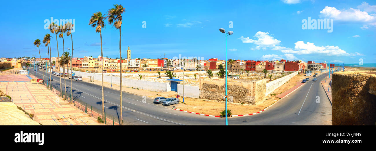 Vue urbaine avec vue panoramique le long de la route et colorée de la médina quartier résidentiel à Essaouira. Le Maroc, l'Afrique du Nord Banque D'Images