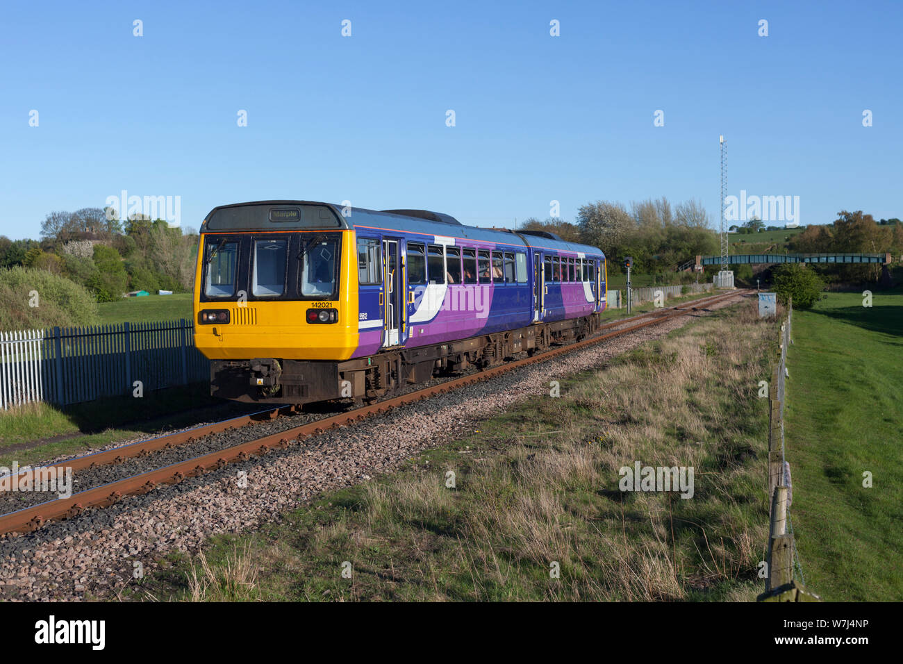 Northern rail arriva 142 classe pacer train Coundon Grange sur la voie unique de la ligne de l'évêque avec un train à Saltburn Bishop Auckland Banque D'Images