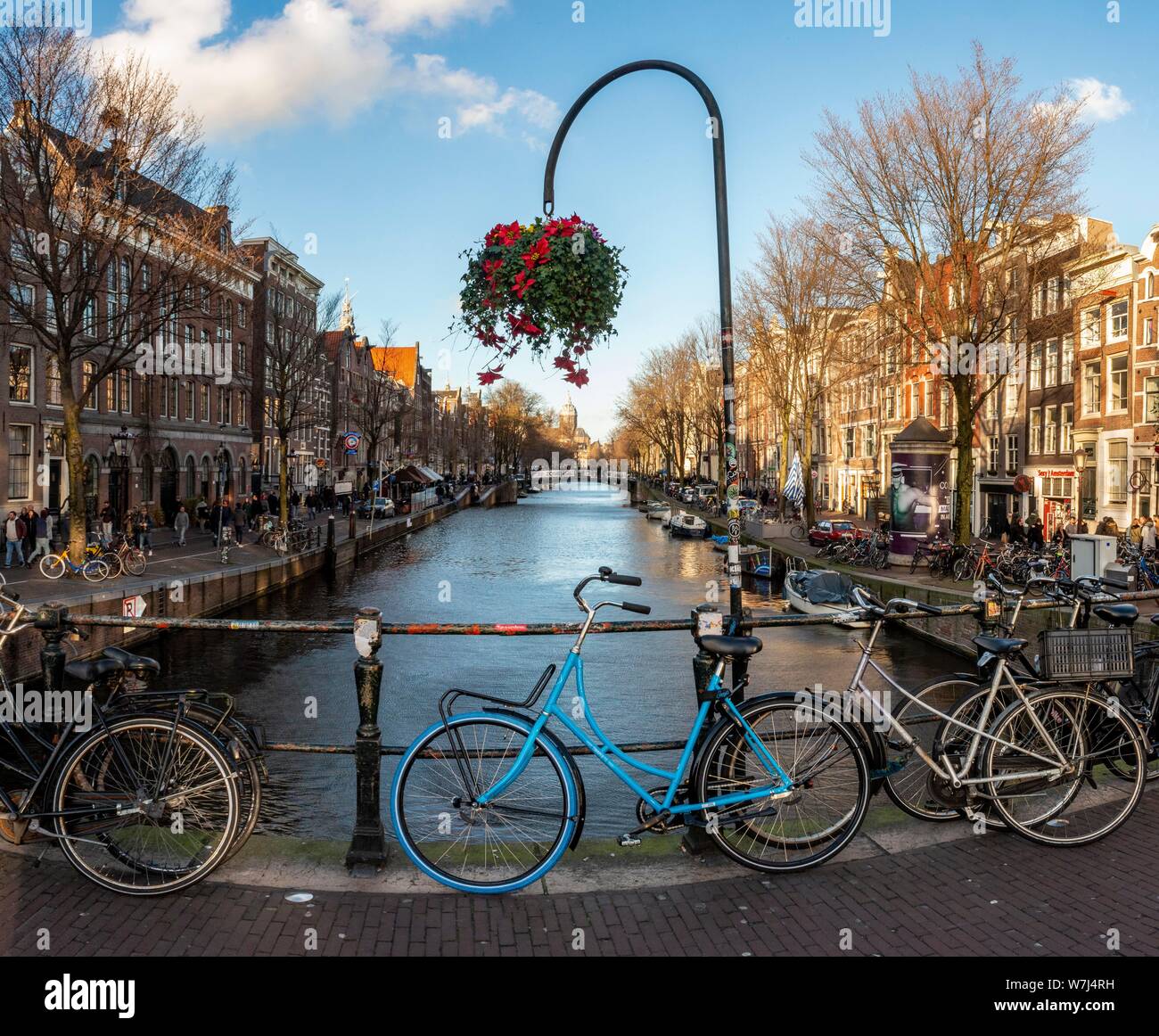 Parking gratuit Location sur Pont sur canal à Oudezijds Voorburgwal, derrière Sint Nicolaaskerk, Saint Nikolas église, Amsterdam, Hollande du Nord, Pays-Bas Banque D'Images