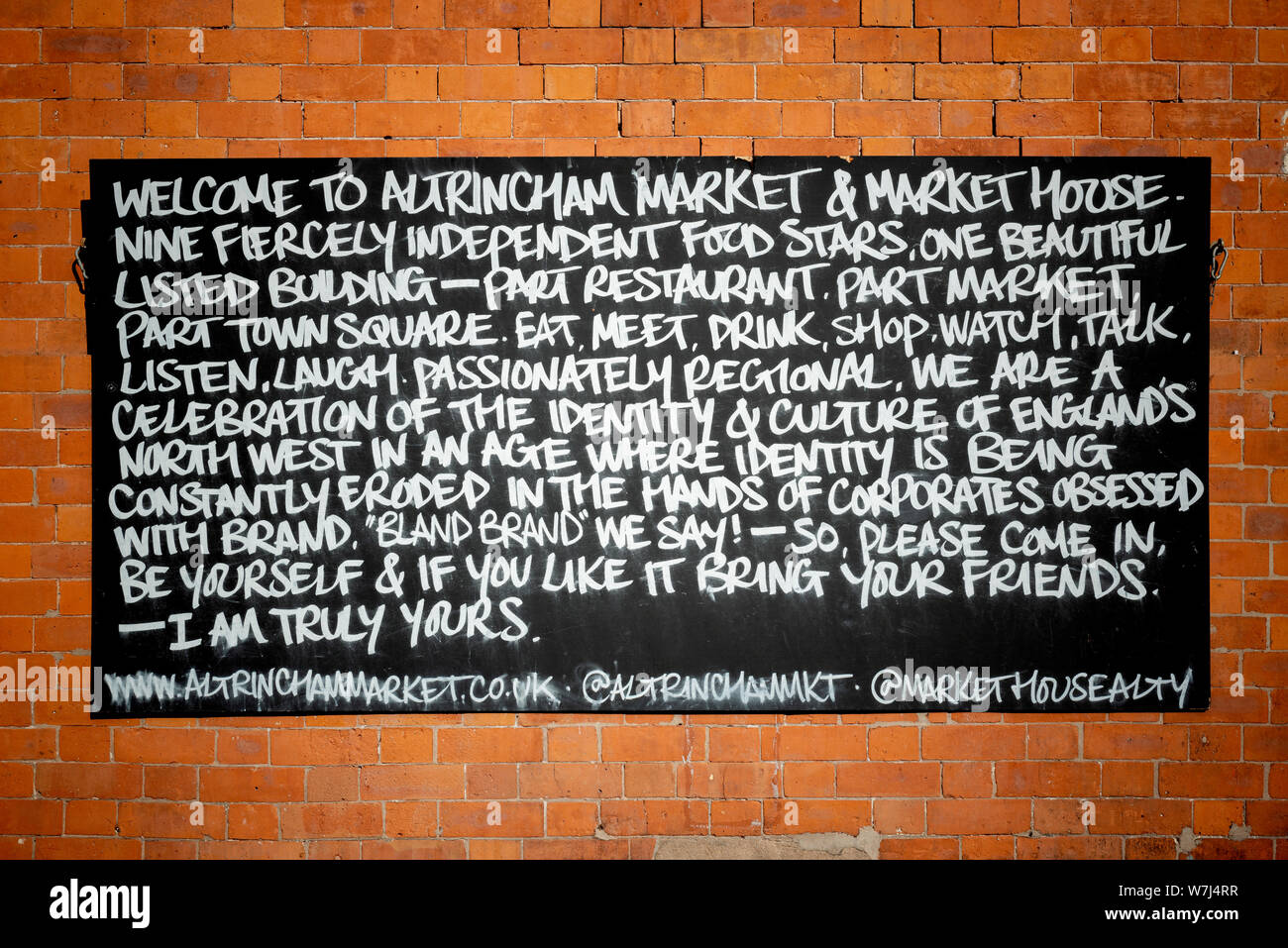 Un signe sur la main le mur extérieur d'Altrincham Market House dans Cheshire, Royaume-Uni. Banque D'Images
