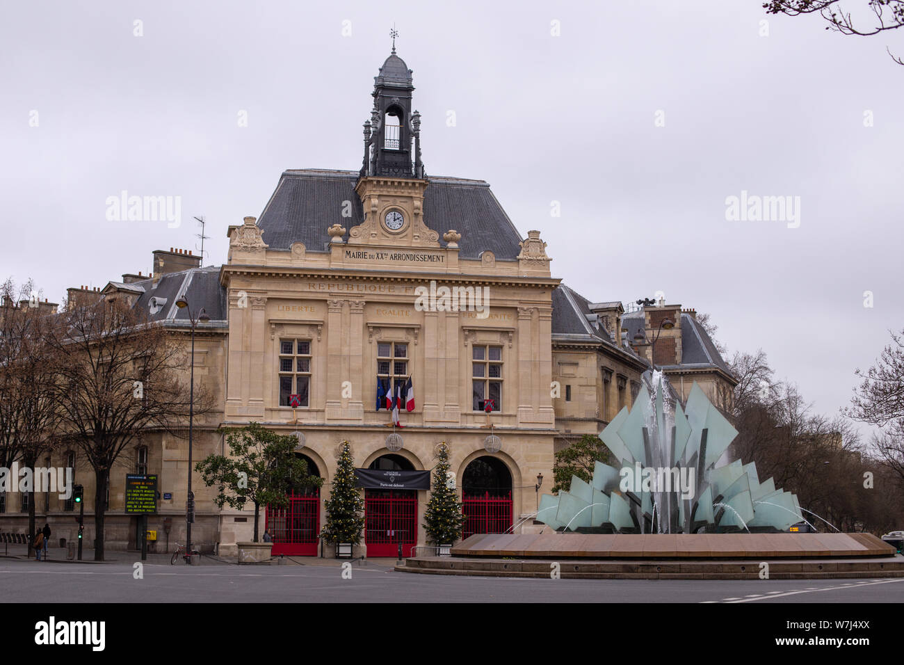 Paris, France - 01 janvier 2016 : architecture de la place Gambetta avec son monument et l'Hôtel de Ville (mairie du XXeme) Bâtiment Banque D'Images