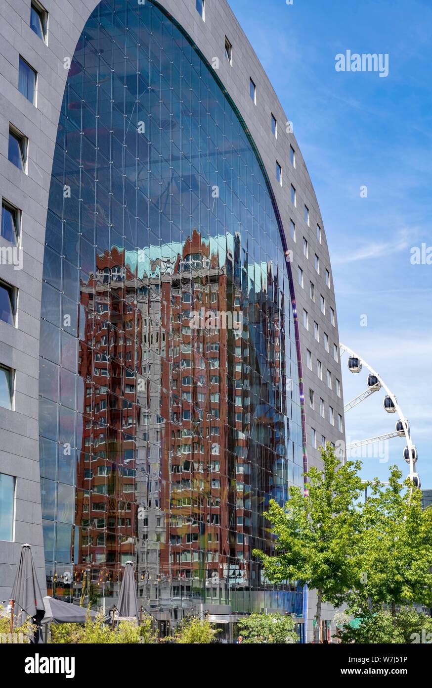 Statendam tour d'habitation reflète dans la façade en verre de la halle, Rotterdam, Pays-Bas Banque D'Images