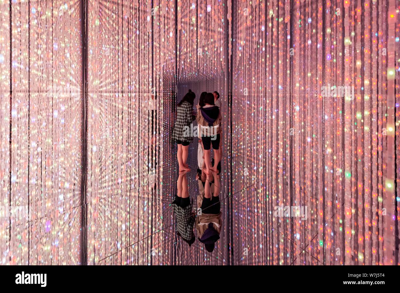 L'installation de LED, les visiteurs dans le Digital Art Museum, TeamLab planètes, Koto City, Tokyo, Japon Banque D'Images