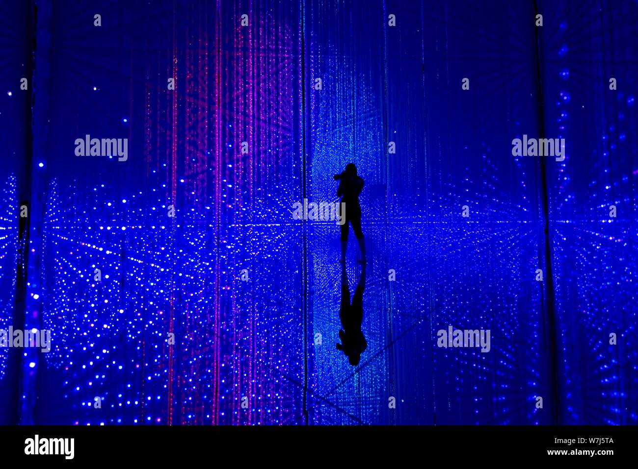 L'installation de LED, visiteur au Musée d'art numérique, TeamLab planètes, Ville Koto, Tokyo, Japon Banque D'Images