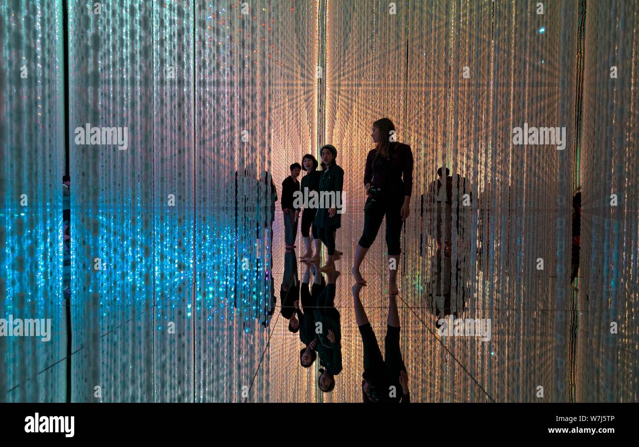 L'installation de LED, les visiteurs dans le Digital Art Museum, TeamLab planètes, Koto City, Tokyo, Japon Banque D'Images