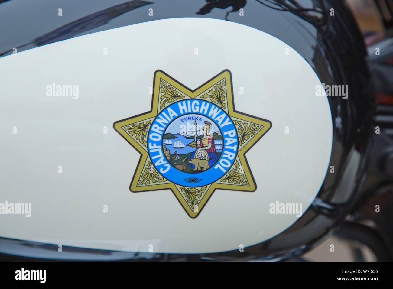 Logo de la California Highway Patrol sur un réservoir d'une Harley-Davidson FLHP Road King Police, Berlin, Allemagne Banque D'Images