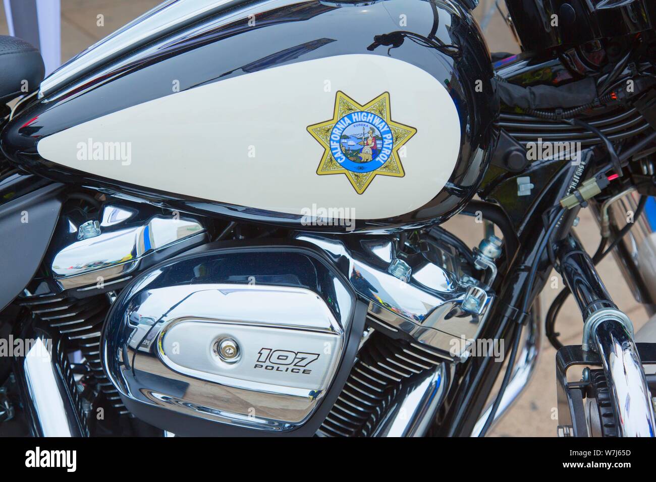 Logo de la California Highway Patrol sur un réservoir d'une Harley-Davidson FLHP Road King Police, Berlin, Allemagne Banque D'Images