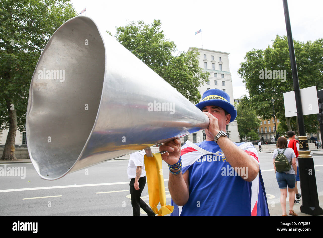 Militant pro-UE Steven Bray avec un mégaphone en portant un 'Stop' Brexit hat qui protestaient devant le Bureau du Conseil des ministres à Whitehall, Westminster, Londres. Banque D'Images
