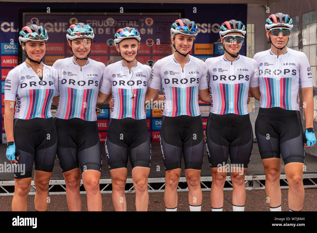 Megan Barker, Elinor Barker de gouttes avant de l'équipe racing dans le Prudential RideLondon classique cycliste. Cycliste féminin rider Banque D'Images