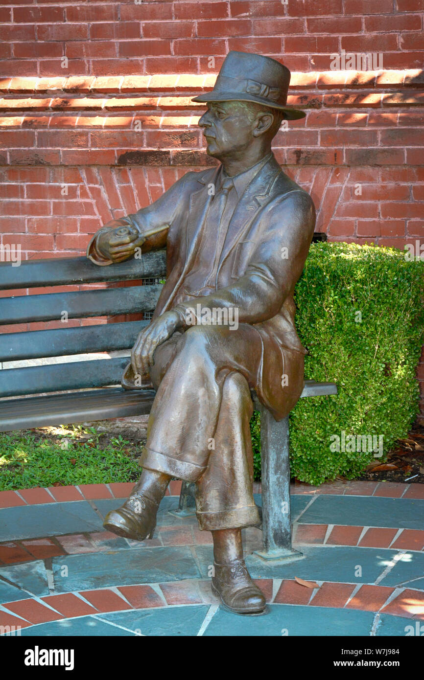 Statue en bronze de William Faulkner assis sur un banc avec chapeau et le tuyau près de l'Hôtel de Ville, dans sa ville natale d'Oxford, MS, Banque D'Images