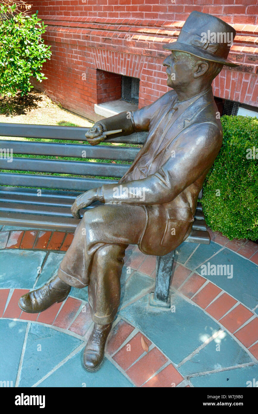Statue en bronze de William Faulkner assis sur un banc avec chapeau et le tuyau près de l'Hôtel de Ville, dans sa ville natale d'Oxford, MS, Banque D'Images