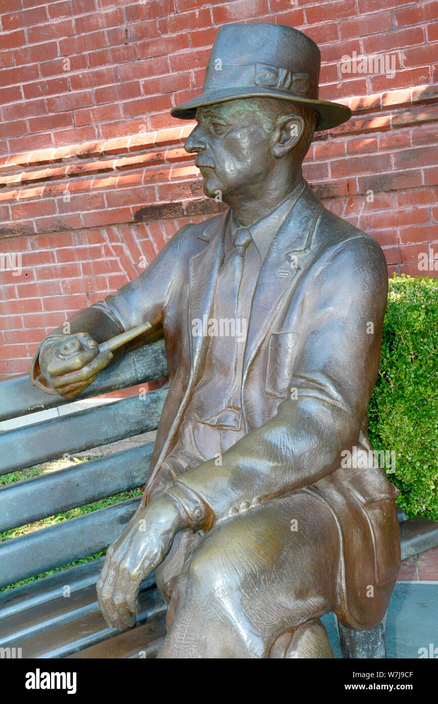 Statue en bronze de William Faulkner assis sur un banc avec chapeau et le tuyau près de l'Hôtel de Ville, dans sa ville natale d'Oxford, MS, Banque D'Images