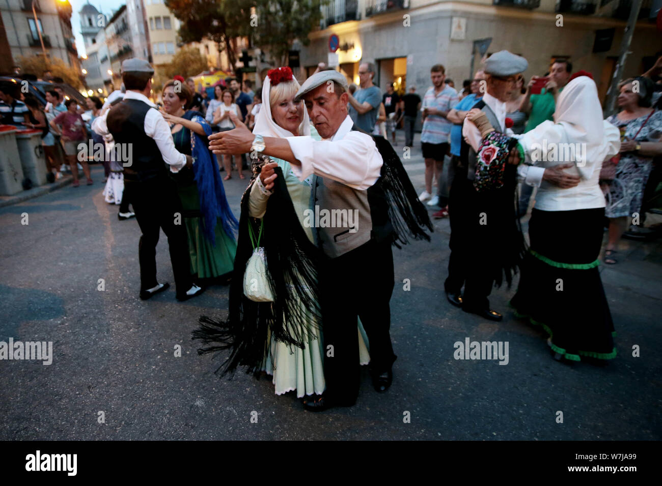 Madrid Espagne ; 08/06/2019.Summer parties Madrid, Espagne commencer avec celle de San Cayetano dans le quartier de Lavapiés, les gens descendent dans les rues, boire, danser et se rafraîchir la nuit de 30 degrés Celsius et essayer de maintenir leur idiosyncrasie, et leur identité à l'encontre de l'embourgeoisement, expulsions et crises économiques qui sont accentuées dans ces espaces. Et Chulapas Chulapos (c'est ainsi que les habitants des quartiers de Madrid sont nommés) chotis danse Danse (autochtone) dans les rues avec leurs vestes à carreaux avec un œillet à la boutonnière et le chapeau (ils) et de leurs robes avec leurs sha Banque D'Images