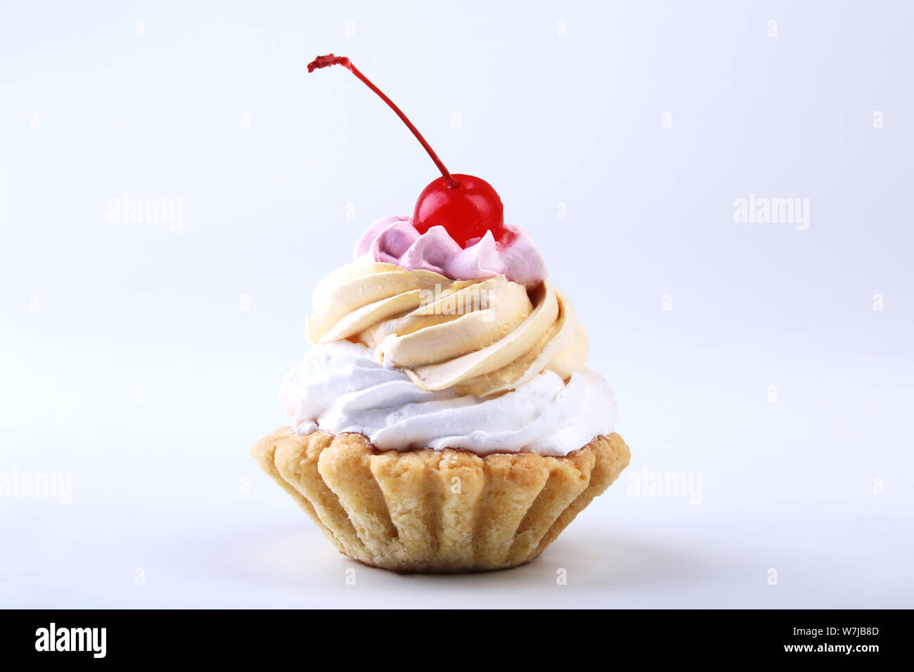 Maison savoureux cupcake, muffin à la crème et cerise. Vue rapprochée de délicieux desserts sucrés isolé sur blanc. Banque D'Images