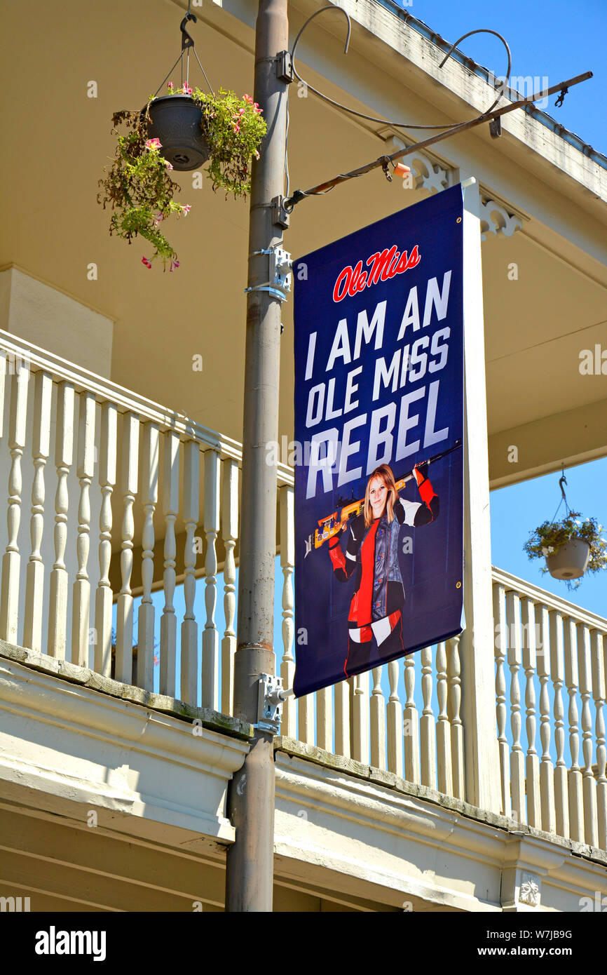 Une application Ole pend Miss depuis un balcon avec photographie de femme tenant un fusil d'assaut avec mot d'Université du Mississippi, Oxford, MS Banque D'Images