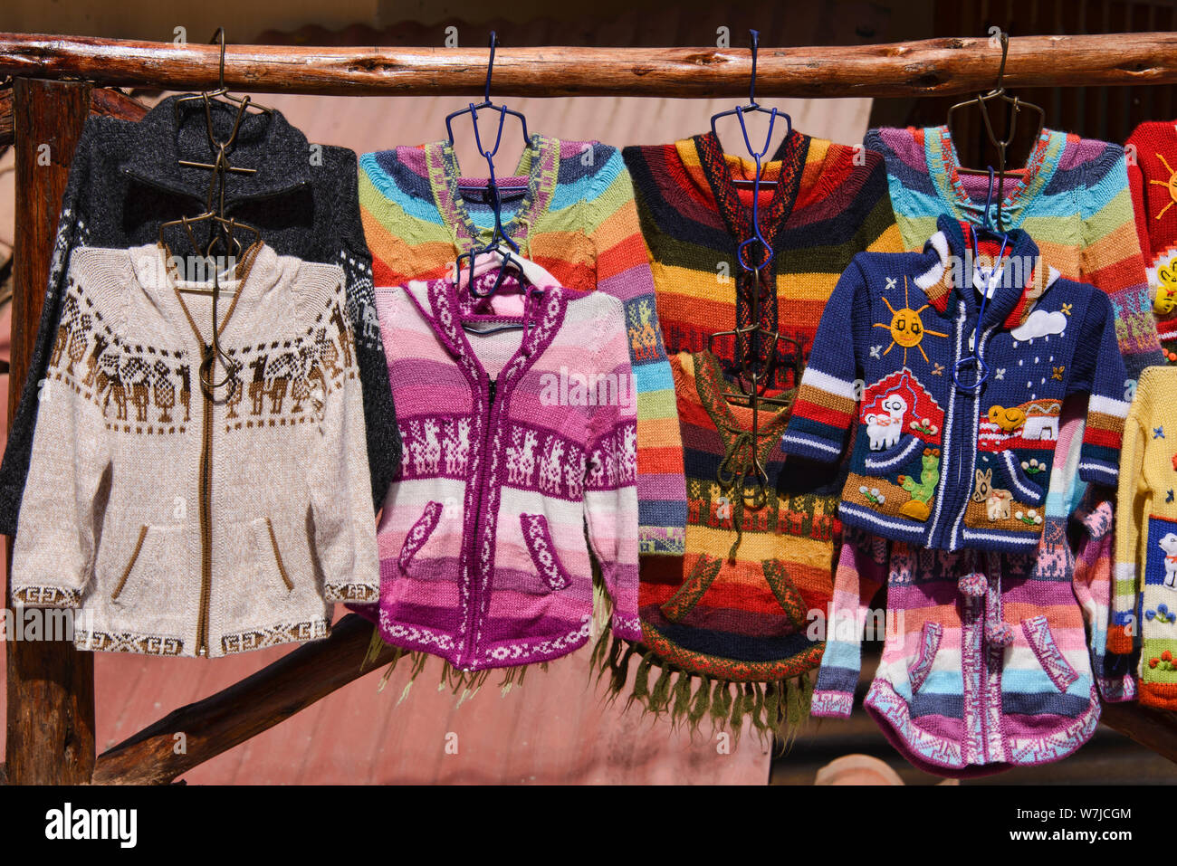 D'alpaga echarpes, châles et vêtements, souvenirs, Pisac, Pérou Photo Stock  - Alamy