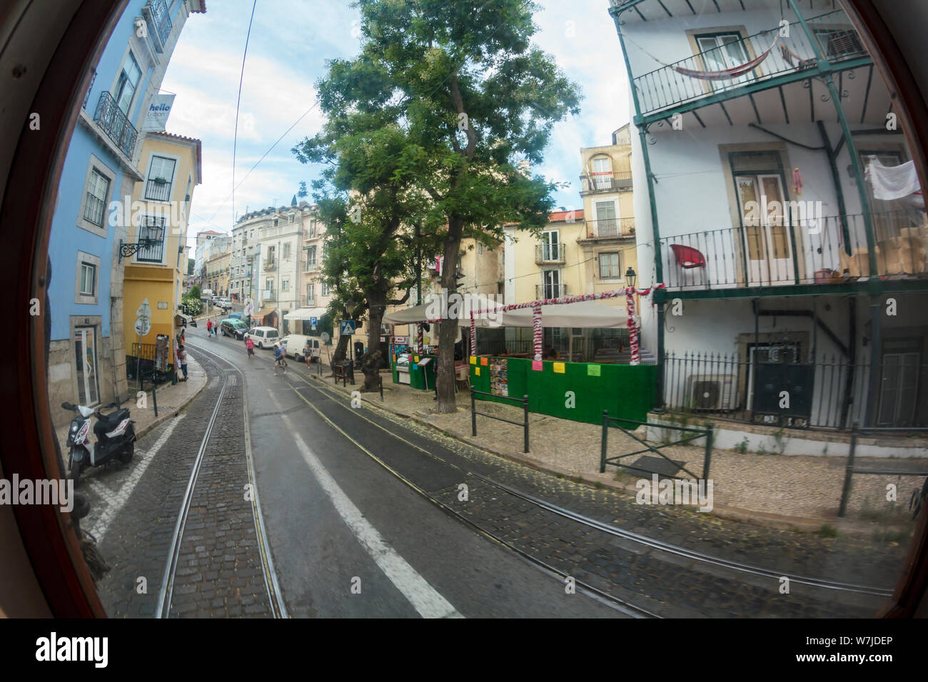 Lisbonne, Portugal - circa 2019,Juillet : rues typiques de Lisbonne. Vue depuis l'intérieur d'un tramway. Effet Fisheye Banque D'Images
