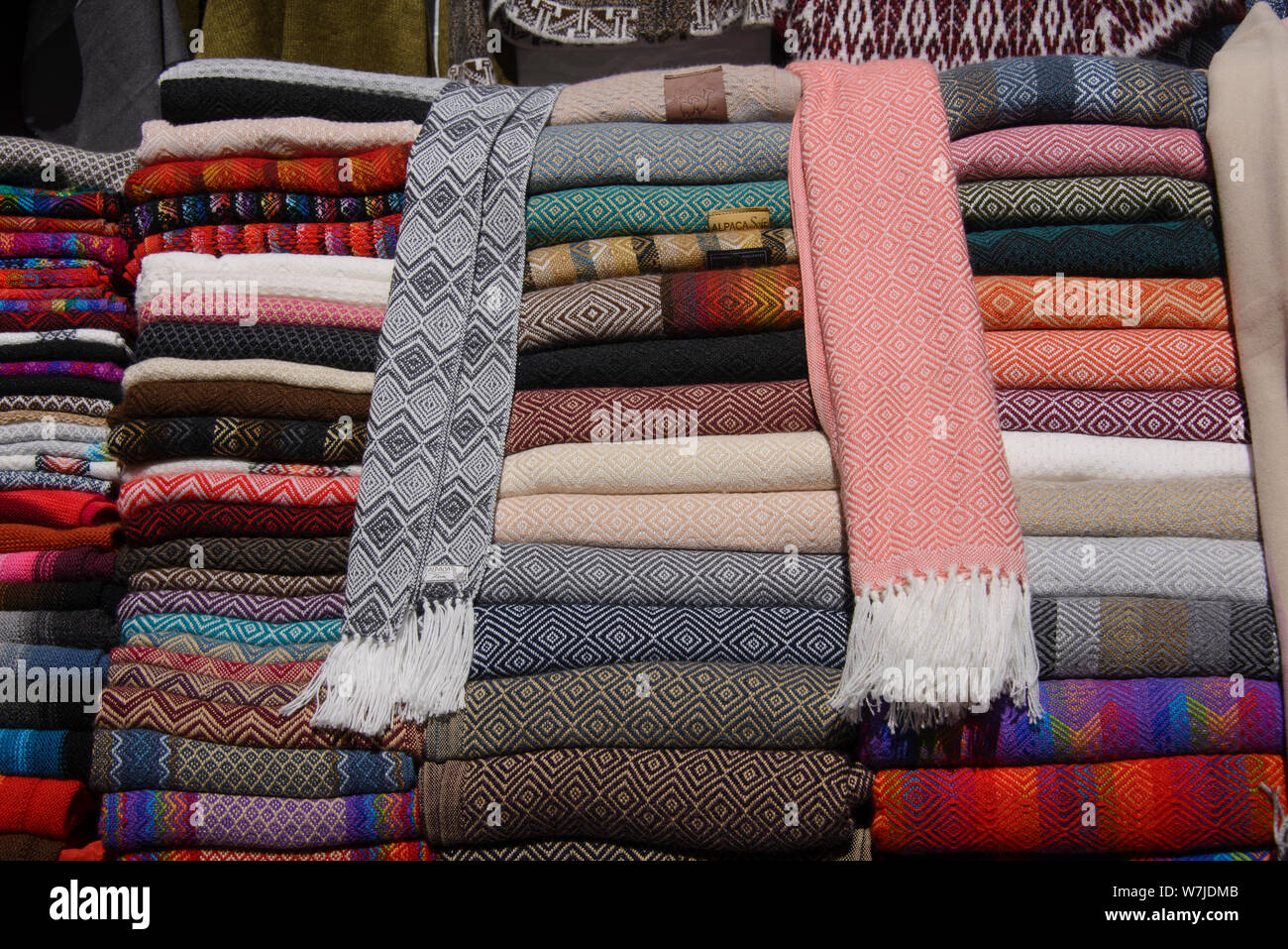 D'alpaga echarpes, châles et vêtements, souvenirs, Pisac, Pérou Photo Stock  - Alamy
