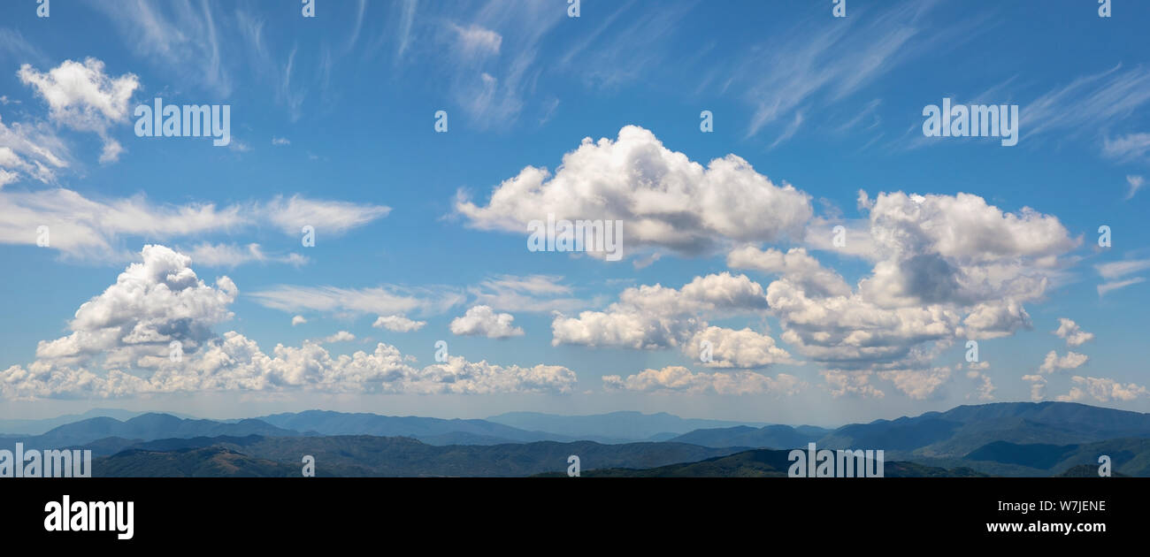 Paysage depuis le sommet des montagnes. L'horizon entre le ciel et la terre est composé de sommets de montagnes et un ciel nuageux ciel bleu. Une journée d'été avec s Banque D'Images