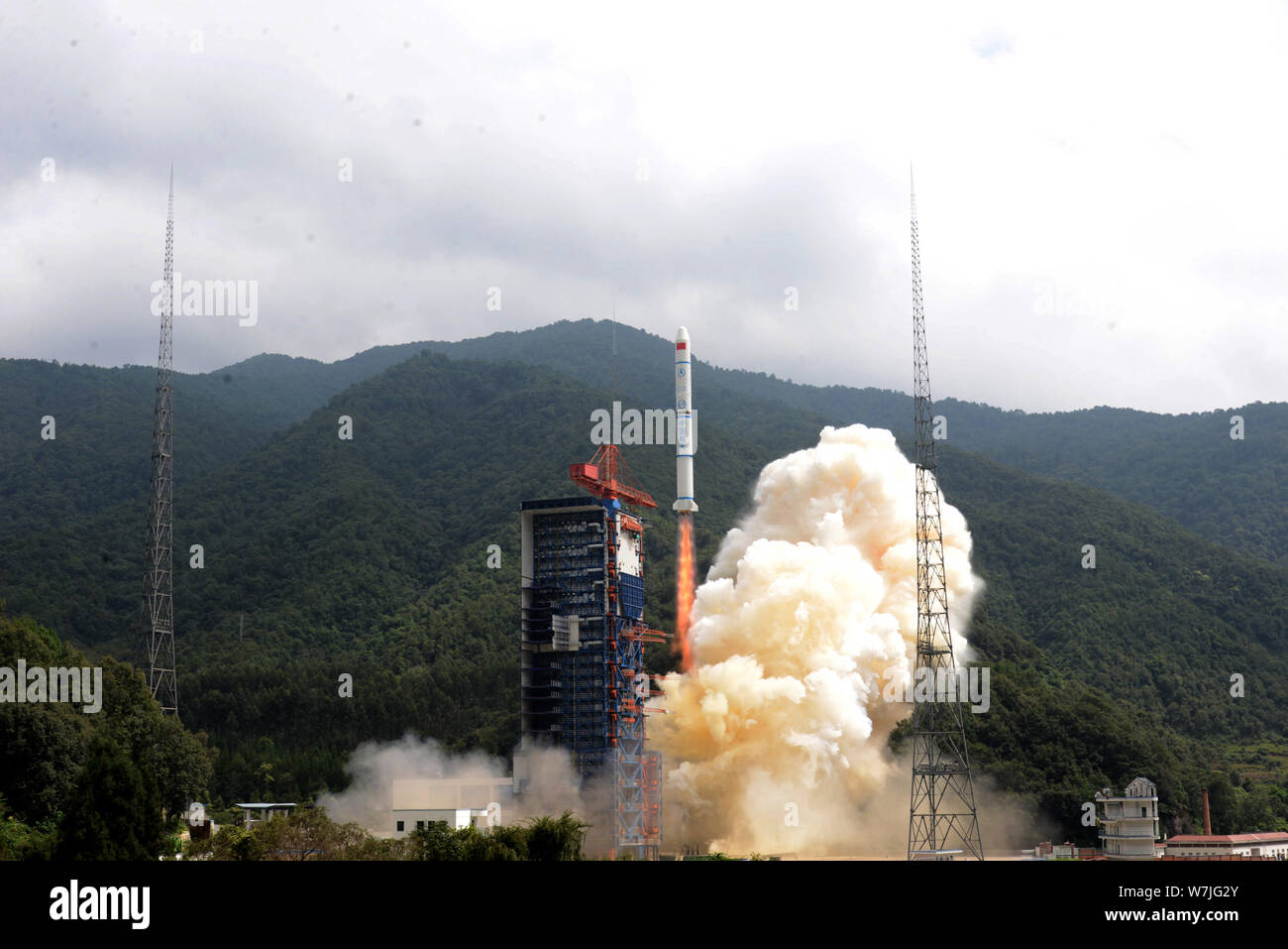 Une fusée Long-March 2C chargé de la Chine, trois satellites de télédétection, les satellites Yaogan-30 01, se soulève à la collection Satellite Xichang Banque D'Images