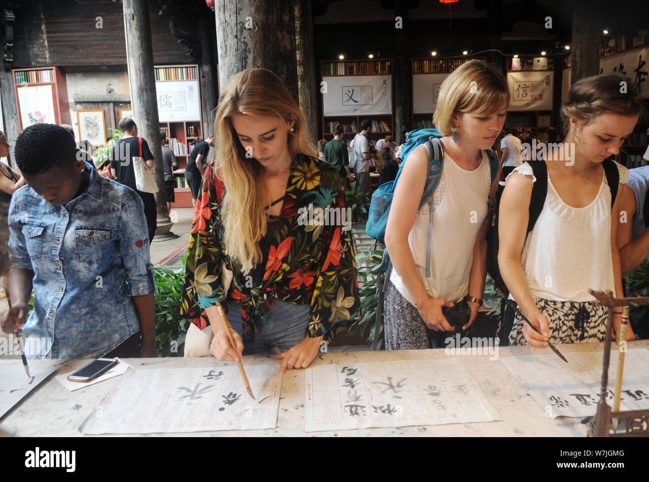 Les étudiants étrangers apprendre à écrire calligraphie chinoise au cours d'une activité au village, Shangjing Tangxi ville, dans la ville de Jinhua, East China's Zhejiang bauvin Banque D'Images