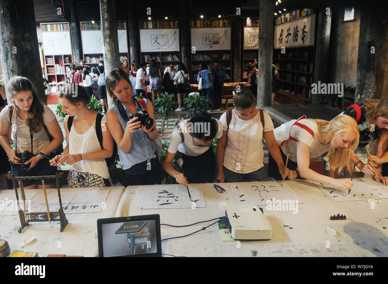 Les étudiants étrangers apprendre à écrire calligraphie chinoise au cours d'une activité au village, Shangjing Tangxi ville, dans la ville de Jinhua, East China's Zhejiang bauvin Banque D'Images
