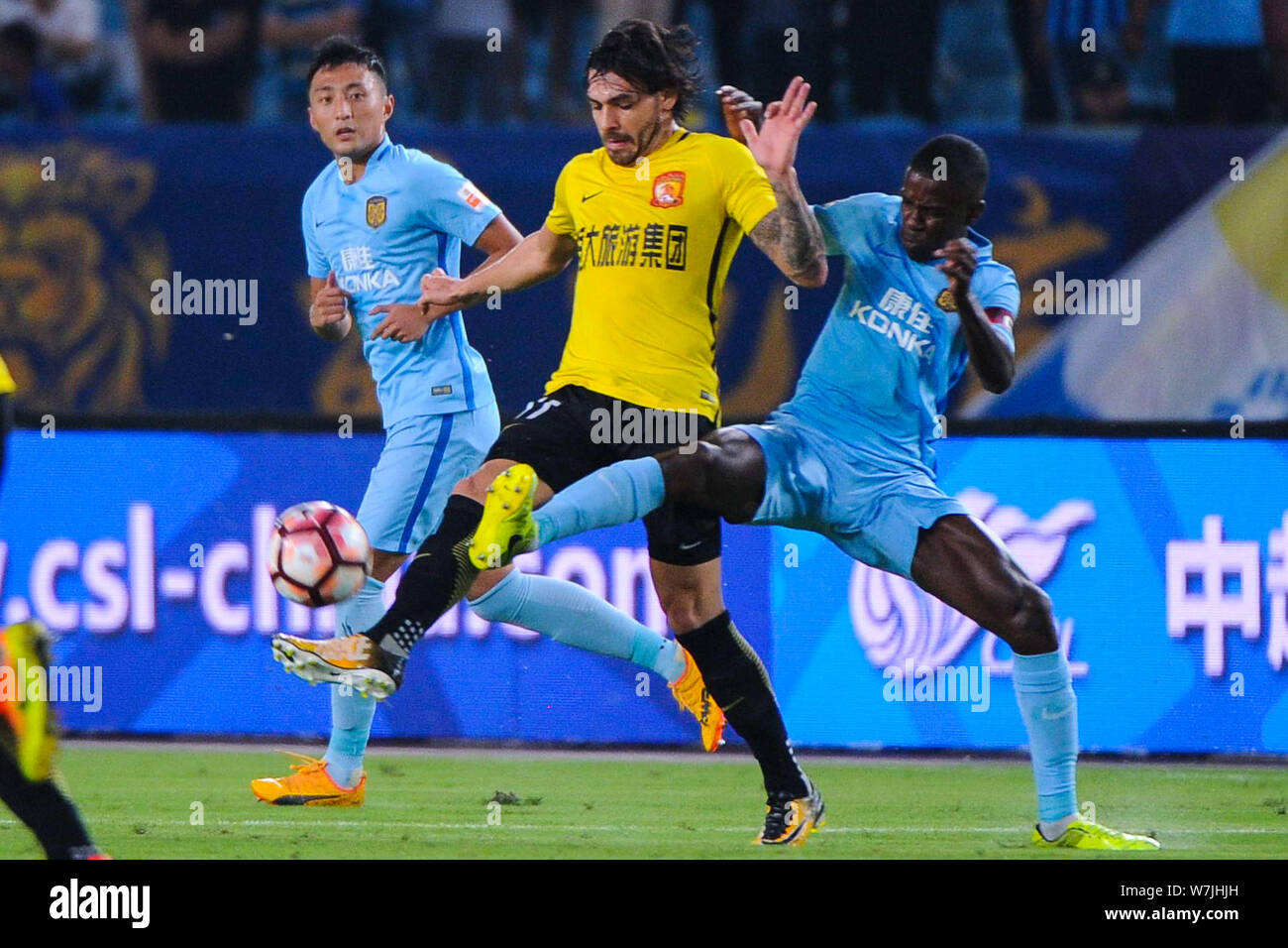 Joueur de football brésilien Ricardo Goulart, gauche, de Guangzhou Evergrande Taobao, défis joueur de football brésilien, Ramires de Jiangsu Suning dans l Banque D'Images