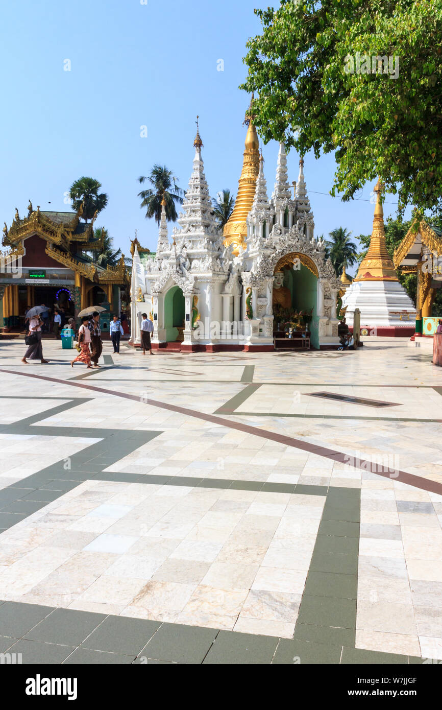 Yangon, Myanmar-May 6e 2014 : Bâtiments de la pagode Shwedagon. La pagode est le plus sacré dans tous les du Myanmar. Banque D'Images