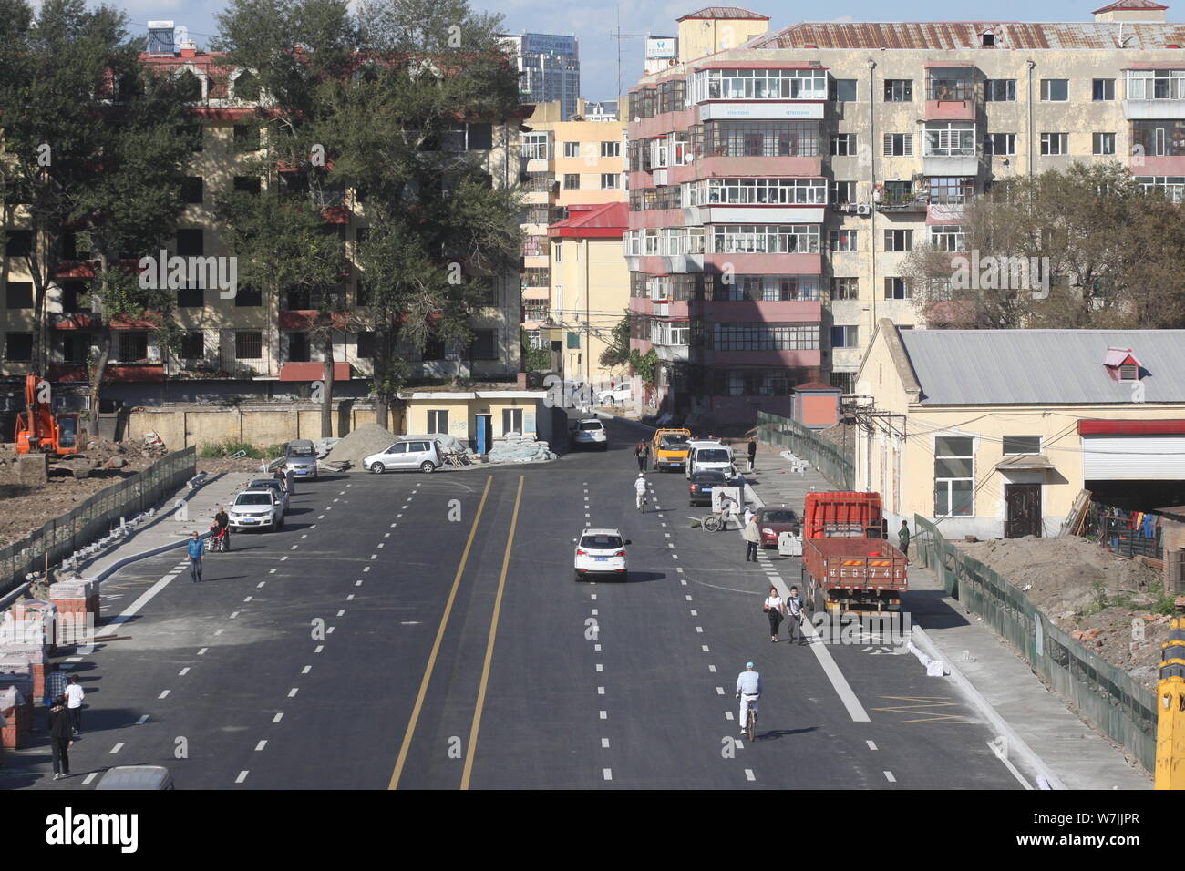 Voitures passer devant la maison de l'ongle, un bâtiment résidentiel qui fait obstacle à une route à six voies comme les propriétaires ont refusé de vendre en raison de la compensation, je Banque D'Images