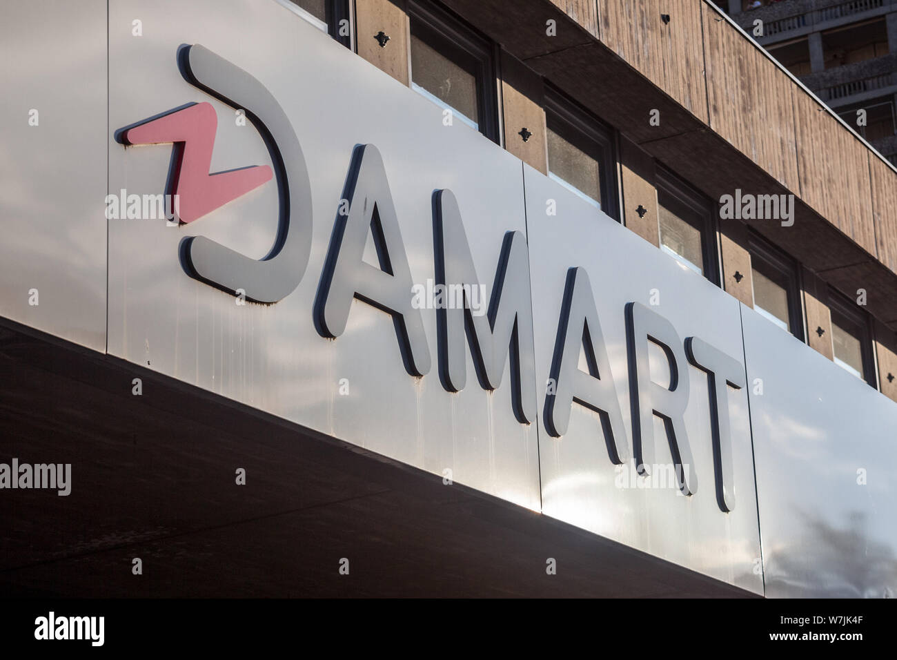 LYON, FRANCE - 14 juillet 2019 : Damart logo en face de leur magasin principal de Lyon. Cool Cat est une entreprise de vêtements française, spécialisée dans le traitement de l'habiller Banque D'Images