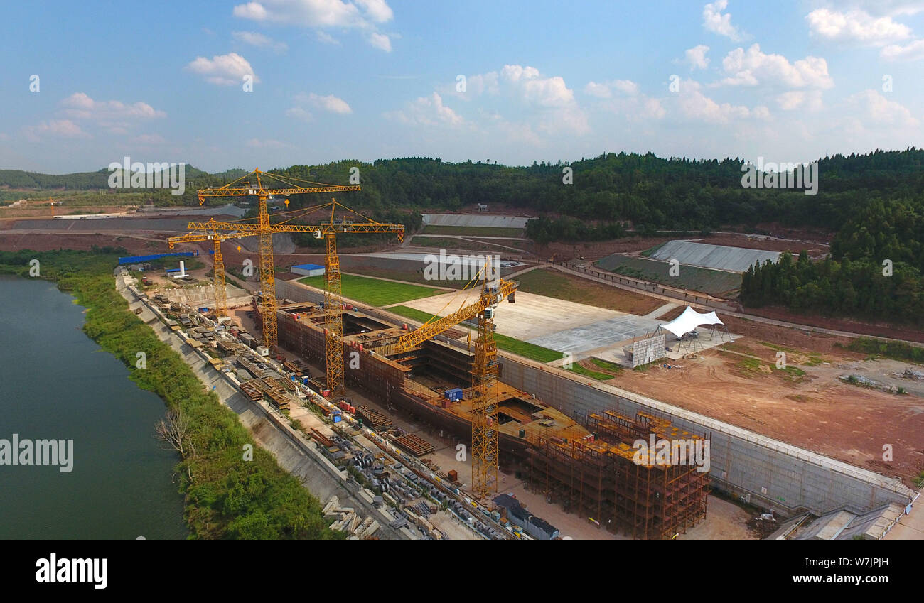 Vue aérienne du site de construction d'une réplique grandeur nature du paquebot Titanic dans le comté de Daying, ville de Suining, au sud-ouest du Sichuan en Chine Banque D'Images