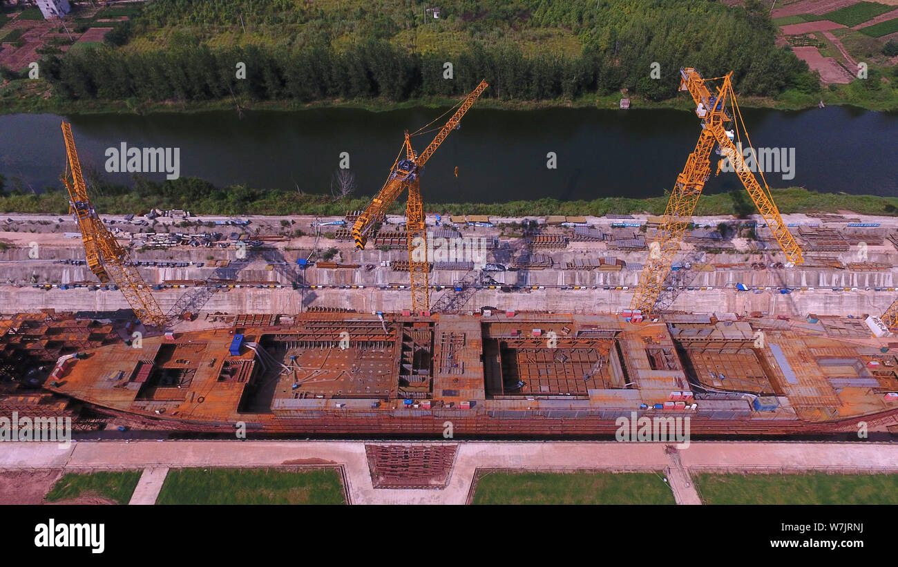 Vue aérienne du site de construction d'une réplique grandeur nature du paquebot Titanic dans le comté de Daying, ville de Suining, au sud-ouest du Sichuan en Chine Banque D'Images