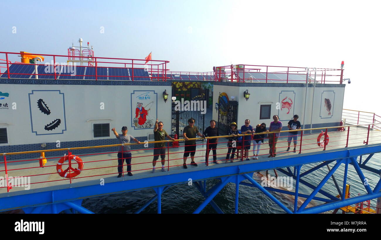 Les touristes à la première vague de la Chine semi-submersible de pâturage dans la plate-forme marine Changdao, comté de Yantai City, Shandong province de Chine orientale, 4 Septembre 2 Banque D'Images