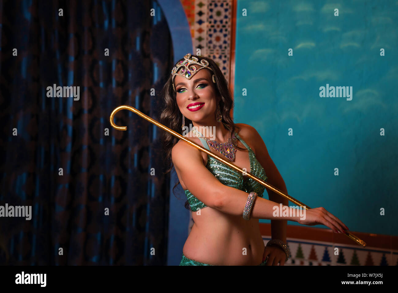 Danseuse du Ventre professionnelle Oriental dans carnival costume brillant avec de longs cheveux brillants et sains de la canne à sucre. Star exotiques de bellydance. Banque D'Images
