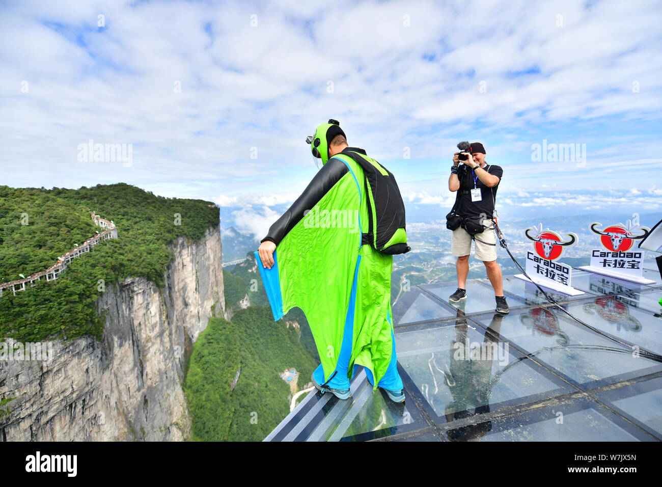 Une wingsuit flier prend part à un test voler dans la perspective de la Coupe du monde Ligue Wingsuit (WWL) Grand Prix de Chine 2017 de la montagne Tianmen dans Zhangjiajie city, 100 Banque D'Images