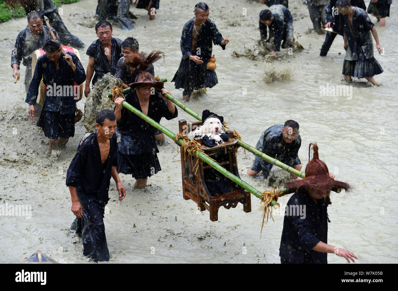 Les villageois locaux chinois un chien vêtu de vêtements humains lors d'un folk festival parade connue sous le nom de 'Dog-carrying Day'' dans Jiaobang, village de Gedong Banque D'Images