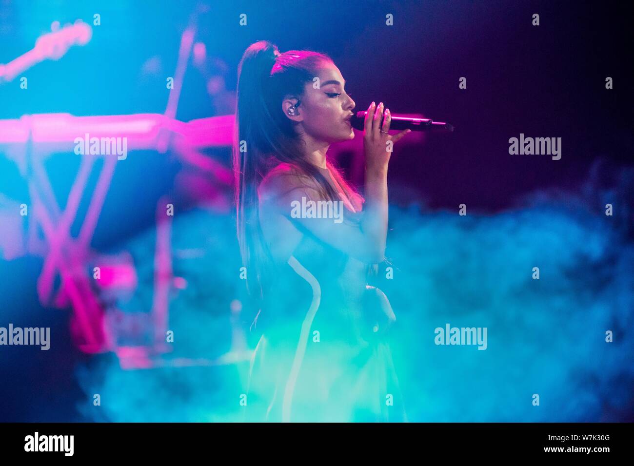 --FILE--chanteuse et actrice Ariana Grande effectue lors d'un concert dans la ville de Guangzhou, province du Guangdong en Chine du Sud, 30 août 2017. Banque D'Images