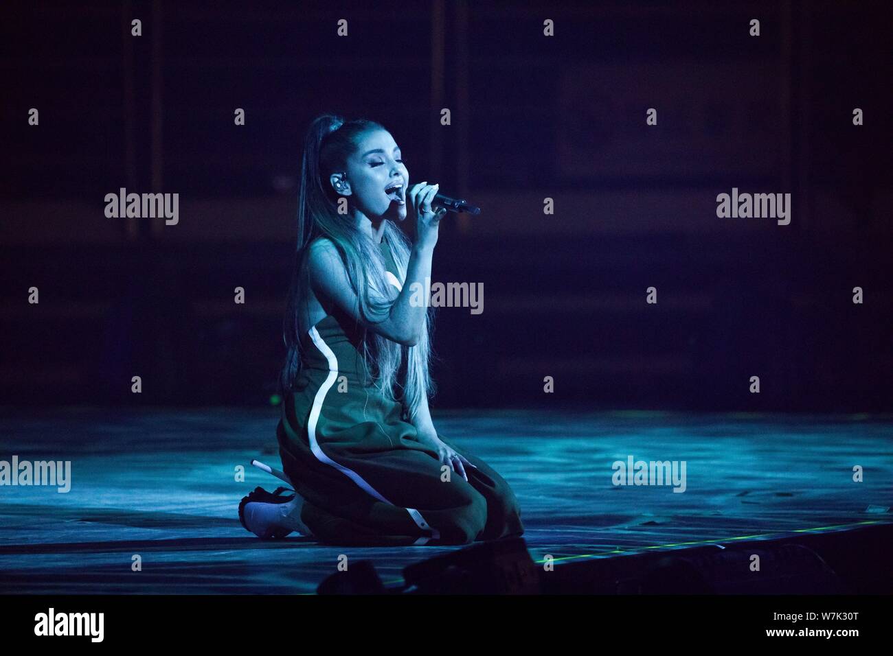 --FILE--chanteuse et actrice Ariana Grande effectue lors d'un concert dans la ville de Guangzhou, province du Guangdong en Chine du Sud, 30 août 2017. Banque D'Images