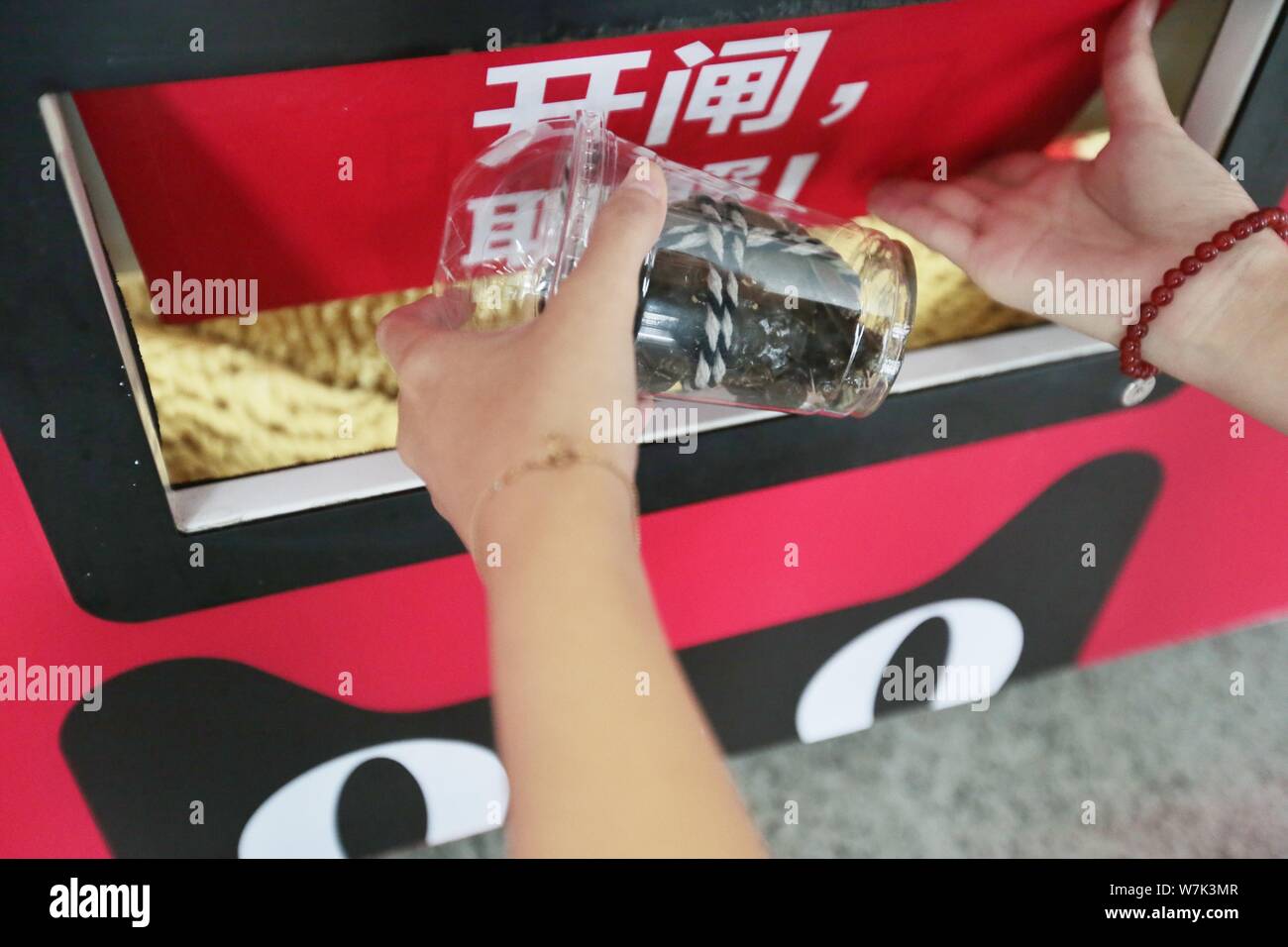 Un client chinois obtient un crabe poilu d'un distributeur automatique au siège de Yiguo nourriture fraîche, un Alibaba de secours plate-forme e-commerce qui vend Banque D'Images