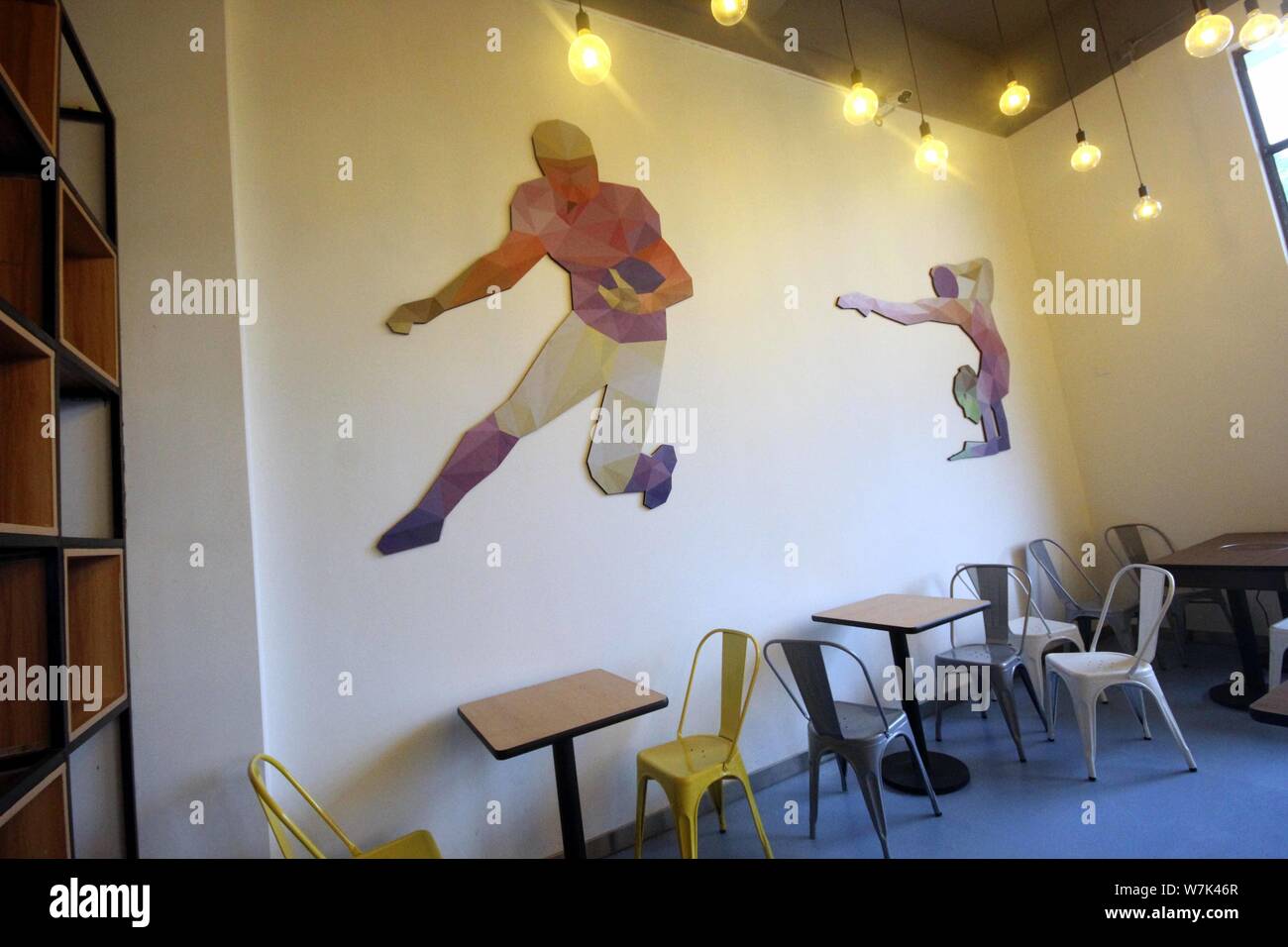 Vue sur le coin repas doté d''autres sports à une cantine sur le thème du sport dans le campus de l'Université de Nanjing Aeronautics and Astronautics dans Banque D'Images