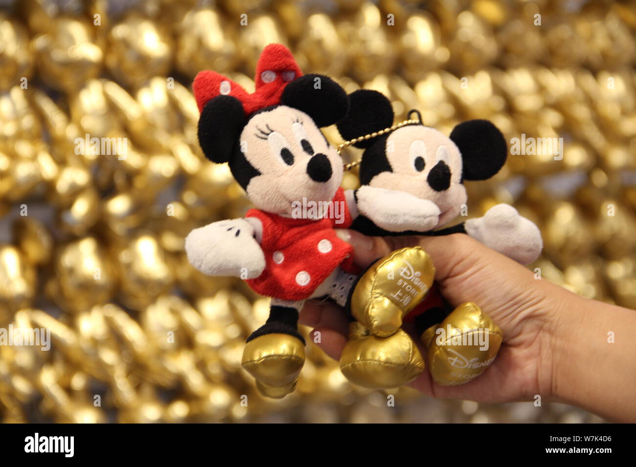 Vue d'une poupée de Mickey et Minnie Mouse une doll affiché à la seconde de la Chine magasin Disney dans HKRI Taikoo Hui, Shanghai, Chine, 1 septembre 2017 Banque D'Images