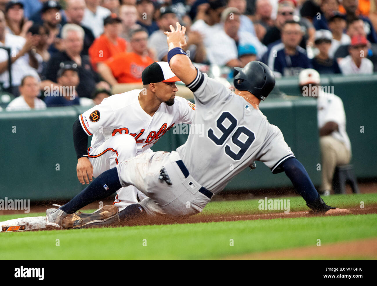 Le lanceur partant des Yankees de New York Masahiro Tanaka (19) s'incline la tête dans l'étang après avoir été retirée de la partie en sixième manche contre les Orioles de Baltimore à l'Oriole Park at Camden Yards de Baltimore, MD, le lundi, 5 août, 2019. Les orioles ont obtenu cinq s'exécute dans la manche pour égaler la marque. Les Yankees ont gagné le match 9 - 6. Credit : Ron Sachs / CNP / MediaPunch (restriction : NO New York ou le New Jersey Journaux ou journaux dans un rayon de 75 km de la ville de New York) Banque D'Images