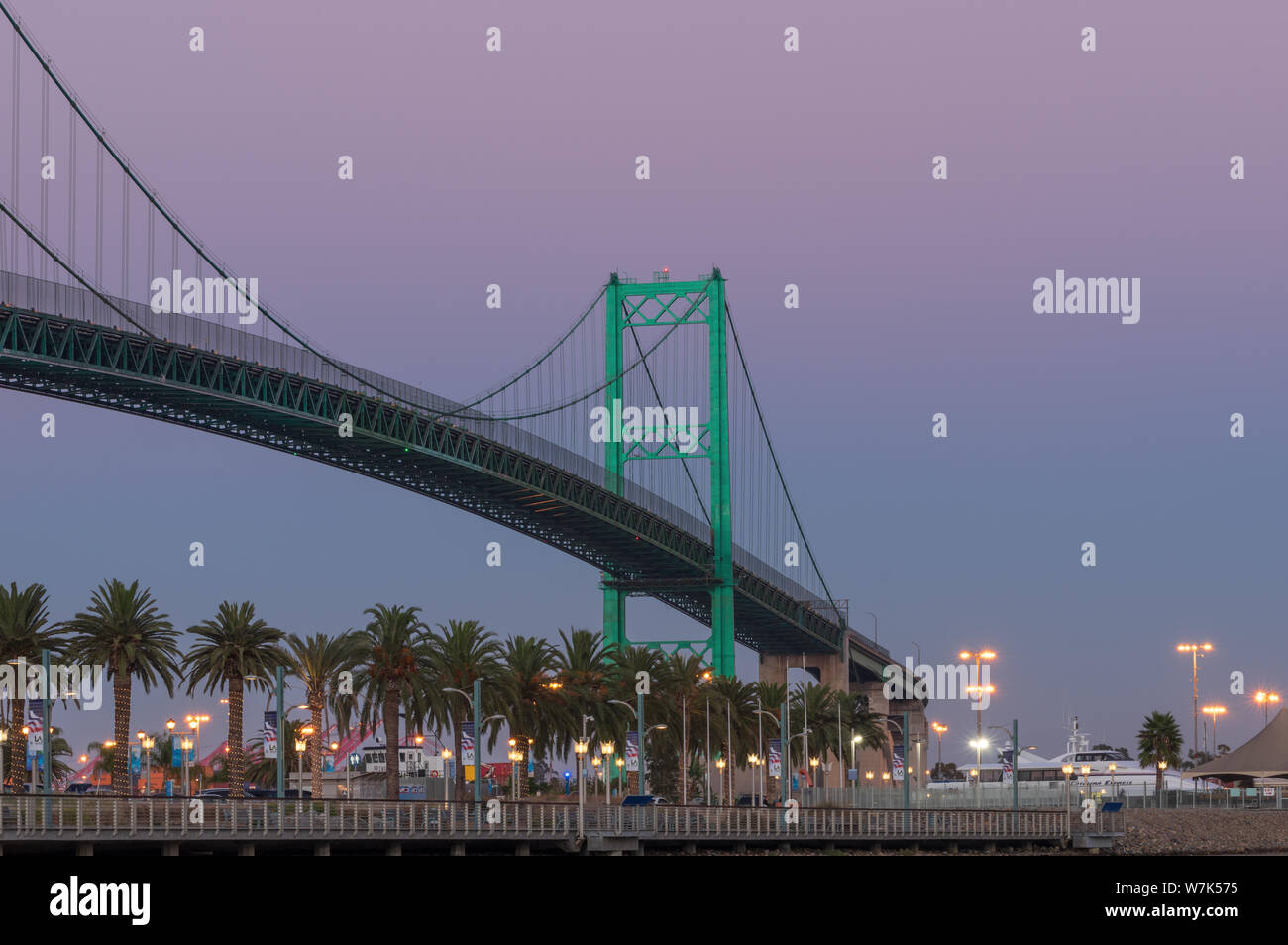 Image de l'Vincent Thomas bridge dans le Port de Los Angeles au crépuscule. Un Catalina Express boat est affichée en arrière-plan sur le côté droit. Banque D'Images
