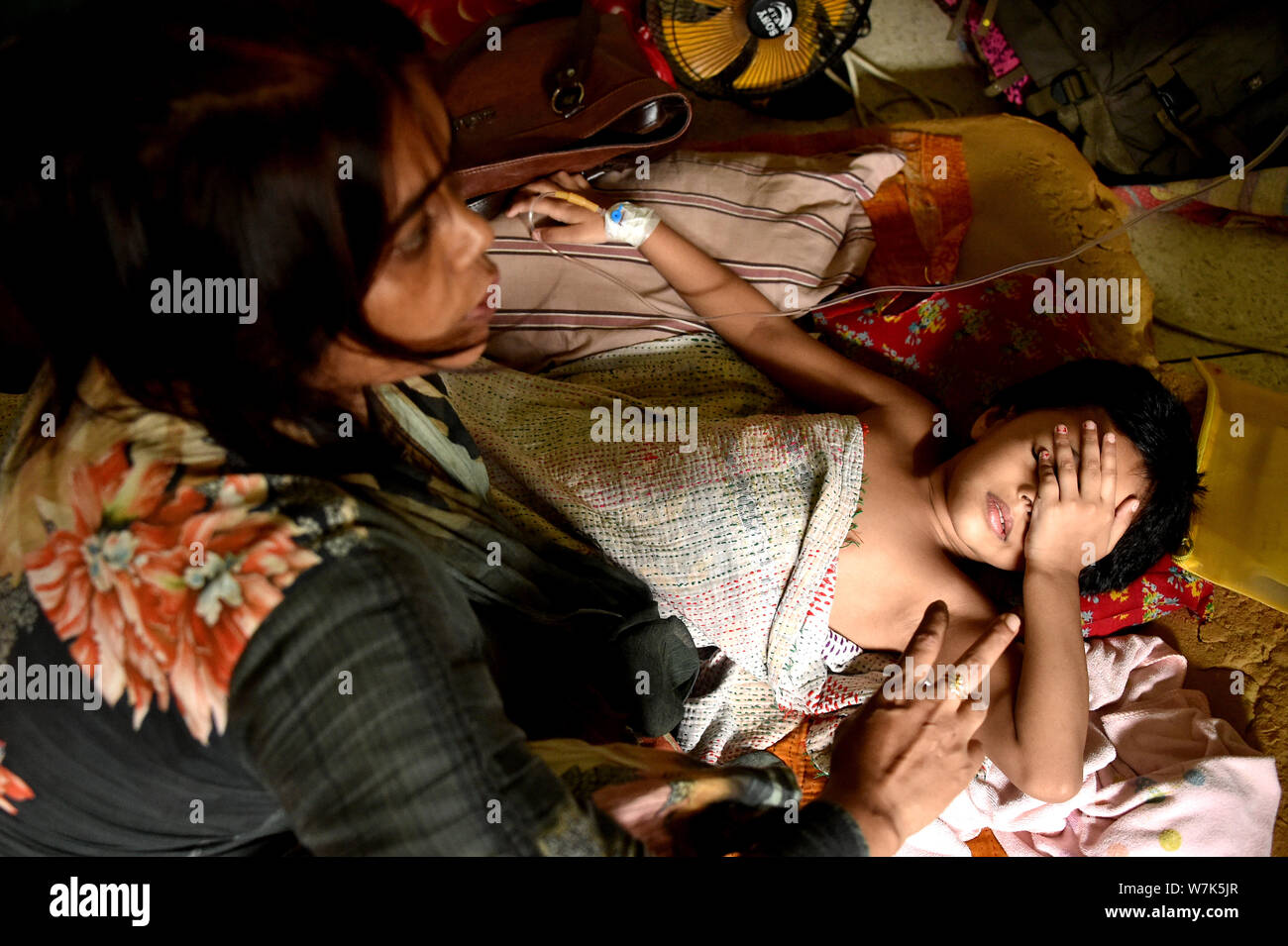(190807) -- BEIJING, 7 août 2019 (Xinhua) -- un enfant infecté par la dengue reçoit un traitement dans un hôpital de Dhaka, Bangladesh, le 6 août, 2019. Le gouvernement du Bangladesh a confirmé un autre cinq décès dus à la dengue, ce qui porte le nombre total de morts dans le pays depuis janvier à 23, la Direction générale des services de santé ont indiqué mardi. (Str/AFP) Banque D'Images
