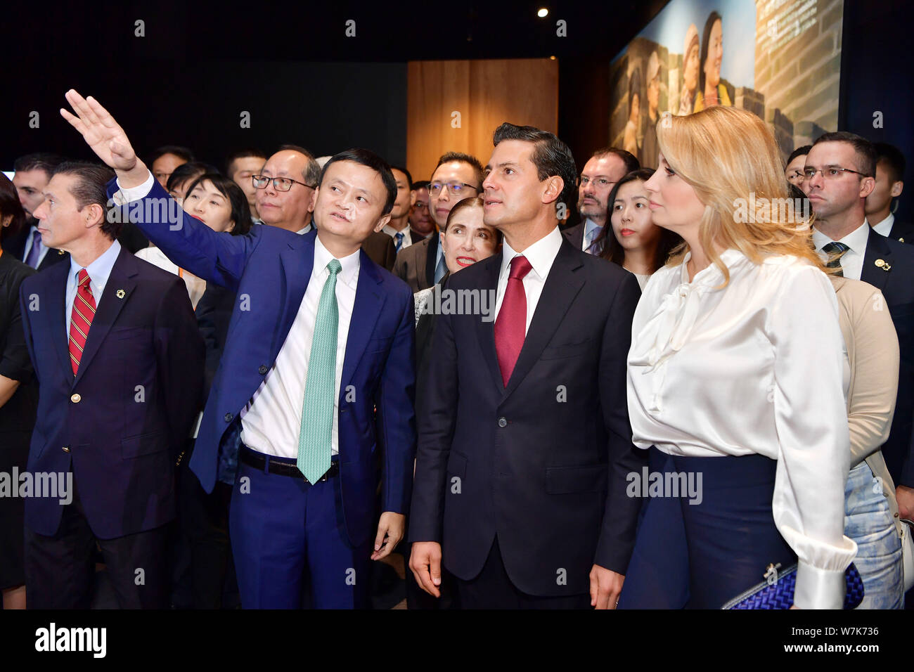 Le Président mexicain Enrique Pena Nieto, centre, et son épouse Angelica Rivera visiter le siège de l'Alibaba avec Jack Ma ou Ma Yun, deuxième à gauche, chairma Banque D'Images