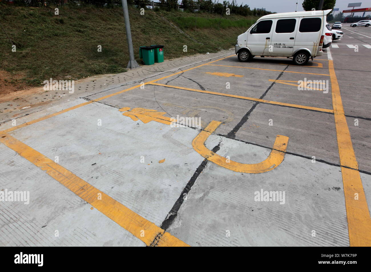 Un véhicule est stationné sur les places de stationnement pour les femmes seulement environ 50 centimètres plus large que d'autres parkings dans le G30 CKhorgas¨Expressw Lianyungang Banque D'Images